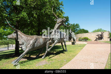 Texas, Frisco, Central Park, longhorn cattle drive sculptures en bronze Banque D'Images