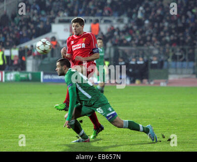 Sofia, Bulgarie. 26 Nov, 2014. De gauche Georgi TERZIEV/Razgrad, Steven Gerrard et Liverpool, les deux joueurs se battent pour la Ligue des Champions de football ball.2014/15, groupe étape, 5e journée, Ludogorez Razgrad vs FC Liverpool, .l'équipe bulgare reçoit les champions de Liverpool et pouvez pas utiliser avec un 2:2 tirer sa dernière chance d'aller sur dans ce concours. Credit : Wolfgang Fehrmann/Wolfgang Fehrmann/ZUMA/Alamy Fil Live News Banque D'Images
