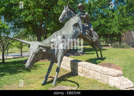 Texas, Frisco, Central Park, longhorn cattle drive sculptures en bronze Banque D'Images