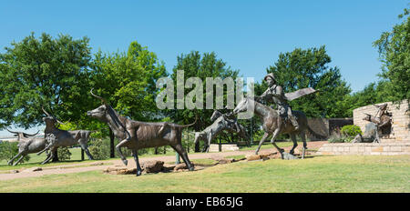 Texas, Frisco, Central Park, longhorn cattle drive sculptures en bronze Banque D'Images