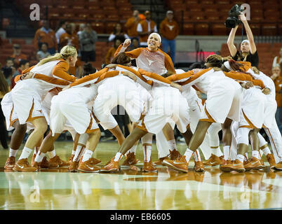 Austin, Texas, États-Unis. 26 Nov, 2014. Texas longhorns Brady Sanders # 32 en action au cours de la Basket-ball match entre l'UT-Pan American Broncs au Frank Erwin Center à Austin, Texas. © csm/Alamy Live News Banque D'Images