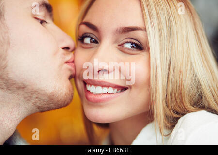 Portrait de femme heureuse d'être embrassé Banque D'Images