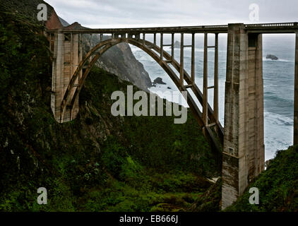 CA02442-00...CALIFORNIE - Bixby Bridge sur l'Autoroute de la côte Pacifique 1 traversant un ravin sur la côte de Big Sur. Banque D'Images