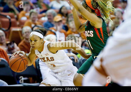 Austin, Texas, États-Unis. 26 Nov, 2014. Texas longhorns Krystle Henderson # 04 en action au cours de la Basket-ball match entre l'UT-Pan American Broncs au Frank Erwin Center à Austin, Texas. © csm/Alamy Live News Banque D'Images