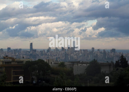 Beyrouth, Liban. 27 novembre, 2014. Nuages de tempête de recueillir sur la capitale Beyrouth comme la ville des accolades pour une autre journée d'orages et pluies Crédit : amer ghazzal/Alamy Live News Banque D'Images