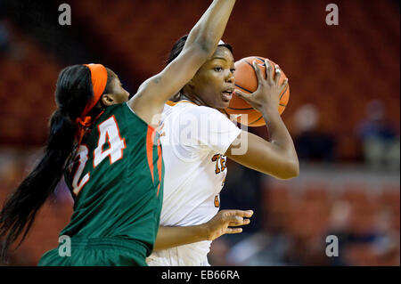 Austin, Texas, États-Unis. 26 Nov, 2014. Texas longhorns Nneka Enemkpali # 03 en action au cours de la Basket-ball match entre l'UT-Pan American Broncs au Frank Erwin Center à Austin, Texas. © csm/Alamy Live News Banque D'Images