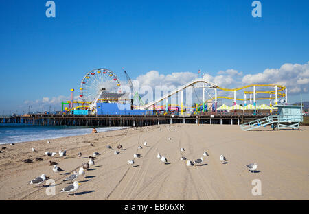 Vue de Santa Monica Pier et plage surveillée hut et les mouettes - un célèbre monument local à Santa Monica, Californie Banque D'Images