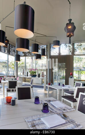 Vue panoramique de l'élégant restaurant de l'intérieur moderne de nice Banque D'Images