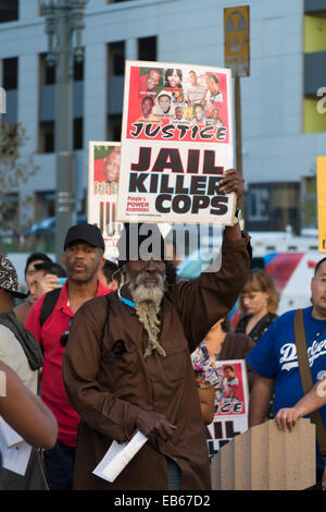 Los Angeles, USA. 26 novembre, 2014. Ferguson protestataires à Palais de justice fédéral dans le centre-ville de Los Angeles en Californie. Credit : Chester Brown/Alamy Live News Banque D'Images