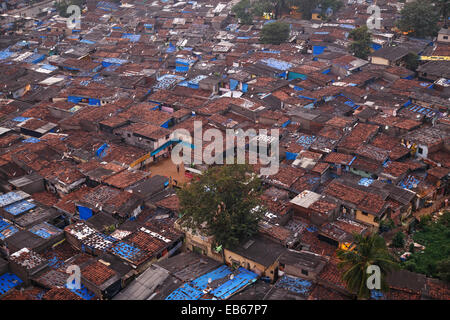 Une vue sur un bidonville de Jogeshwari - Goreagaon East Area dans la banlieue de Mumbai, Inde. Banque D'Images