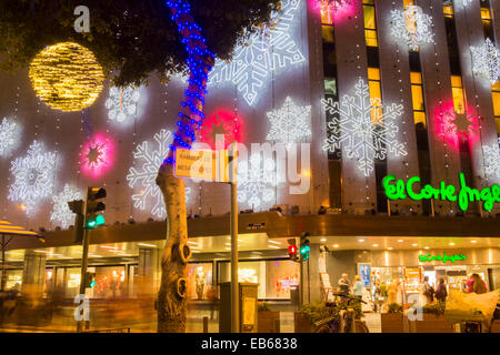 Les lumières de Noël sur La Rambla à l'extérieur du grand magasin El Corte Ingles à Las Palmas, la capitale de Gran Canaria. Banque D'Images