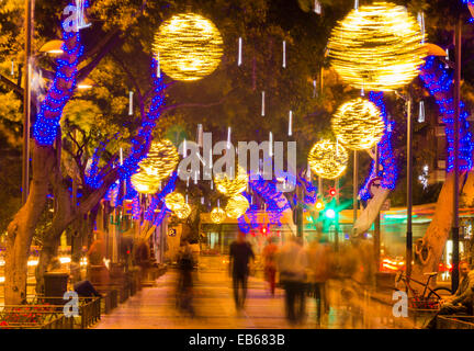 Les lumières de Noël sur La Rambla à l'extérieur du grand magasin El Corte Ingles à Las Palmas, la capitale de Gran Canaria. Banque D'Images