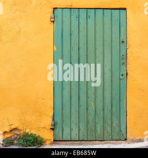 Porte Verte sur mur jaune à French Village, couleurs typiques de la Provence Banque D'Images