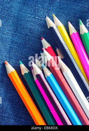 Crayons de couleur sur les jeans textille Banque D'Images