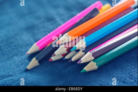 Crayons de couleur sur les jeans textille Banque D'Images