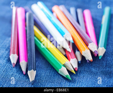 Crayons de couleur sur les jeans textille Banque D'Images