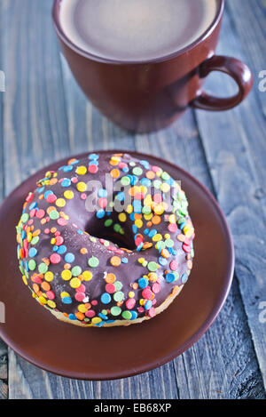 Beignets de chocolat et de café dans la tasse sur une table Banque D'Images