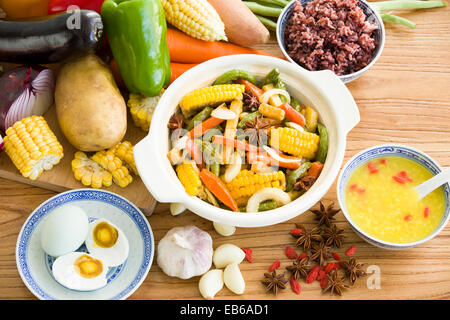 Assortiment de légumes et légumes cuits Banque D'Images