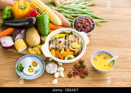 Assortiment de légumes et légumes cuits Banque D'Images