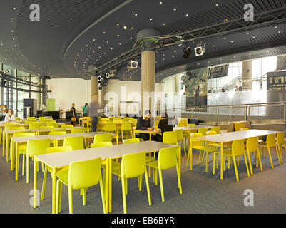 Canal 4, siège social de rénovation, Londres, Royaume-Uni. Architecte : Sheppard Robson, 2013. Restaurant avec vue sur la mer Banque D'Images