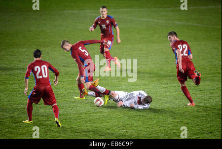 Prague, République tchèque. 18 Nov, 2014. Le Maximilian Arnold (B) et de la République tchèque Jan Baranek au cours de l'U21 test match entre l'Allemagne et la République tchèque à Synot Tip Arena à Prague, République tchèque, 18 novembre 2014. Photo : THOMAS EISENHUTH/dpa/Alamy Live News Banque D'Images