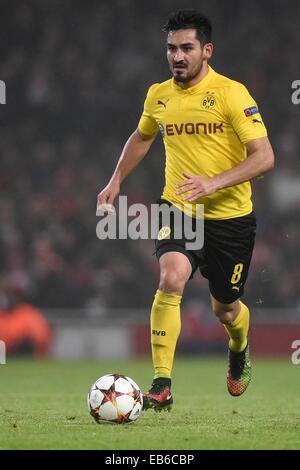 Dortmund Ilkay Gündogan du contrôle le ballon au cours de l'UEFA Champions League Groupe D match de foot entre Arsenal FC et le Borussia Dortmund à l'Emirates Stadium à Londres, Grande-Bretagne, le 26 novembre 2014. Photo : Marius Becker/dpa Banque D'Images