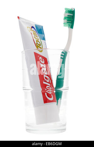 Tube de dentifrice et brosse à dents en verre sur fond blanc Banque D'Images
