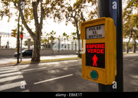 Passage pour piétons SIGNER À MALAGA EN ESPAGNE ESPERE VERDE PULSE EL BOTON HOMME ROUGE DONT LA TOUCHE VERTE DU TRAFIC ROUTIER AU POINT NETTE Banque D'Images