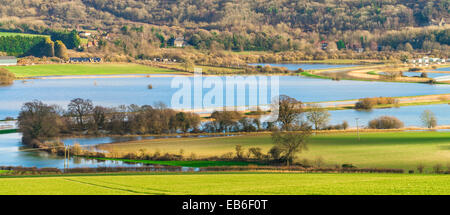 La rivière Arun dans les inondations près de Amberley, West Sussex, UK Banque D'Images