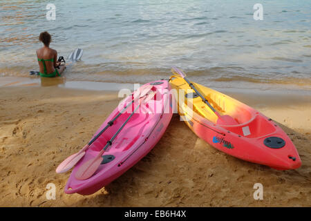 Koh Wai, Thaïlande . 27 Nov, 2014. Sur le point de faire de la plongée avec tuba dans les eaux chaudes à Pakarang Resort, Koh Wai. Des centaines visiter chaque jour, mais peu de passer la nuit sur cette île. Le nombre de touristes en baisse par visiteur traditionnel, bien que les pays de l'augmentation de la Chine et de la Russie. Le premier ministre, un homme militaire inséré après le coup d'État, a annoncé que des élections ne peuvent être détenus jusqu'en 2016. Montrant d'abord un randonneur ayant volé des trucs et puis il se réchauffe dans le pays et son peuple. Crédit : Paul Quayle/Alamy Live News Banque D'Images