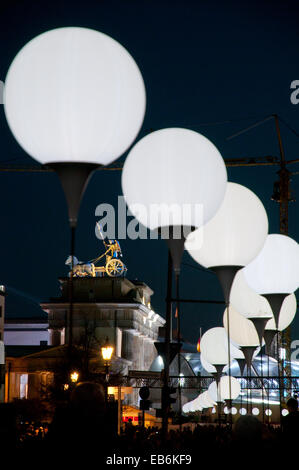 Ballons lumineux ligne marquage de mur de Berlin mis en place en face de la porte de Brandebourg pour le 25e anniversaire de la chute du Berlin Banque D'Images
