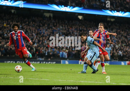 Manchester, UK. 25Th Nov, 2014. Sergio Aguero de Manchester City marque le troisième but Ligue des Champions - Groupe E - Bayern Munich vs Manchester City - stade Etihad - Manchester - Angleterre - 25ème Novembre 2014 - Photo Simon Bellis/Sportimage. © csm/Alamy Live News Banque D'Images