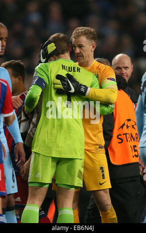 Manchester, UK. 25Th Nov, 2014. Manuel Neuer de Bayern Munich et Joe Hart de Manchester City hug - UEFA Champions League Groupe E - Bayern Munich vs Manchester City - stade Etihad - Manchester - Angleterre - 25ème Novembre 2014 - Photo Simon Bellis/Sportimage. © csm/Alamy Live News Banque D'Images