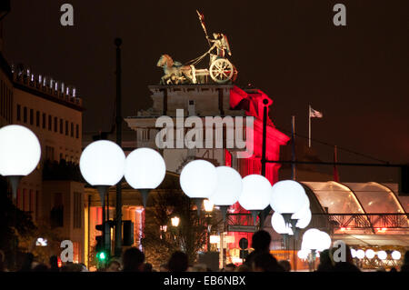 Ballons lumineux ligne marquage de mur de Berlin mis en place en face de la porte de Brandebourg pour le 25e anniversaire de la chute du Berlin Banque D'Images