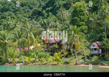 Koh Wai, Thaïlande . 27 Nov, 2014. Au Pakarang Beach Resort, Koh Wai. Des centaines visiter chaque jour, mais peu de passer la nuit sur cette île. Le nombre de touristes en baisse par visiteur traditionnel, bien que les pays de l'augmentation de la Chine et de la Russie. Le premier ministre, un homme militaire inséré après le coup d'État, a annoncé que des élections ne peuvent être détenus jusqu'en 2016. Montrant d'abord un randonneur ayant volé des trucs et puis il se réchauffe dans le pays et son peuple. Crédit : Paul Quayle/Alamy Live News Banque D'Images