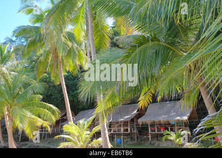 Koh Wai, Thaïlande . 27 Nov, 2014. Bungalows simples à Paradise Beach, Koh Wai. Des centaines visiter chaque jour, mais peu de passer la nuit sur cette île. Le nombre de touristes en baisse par visiteur traditionnel, bien que les pays de l'augmentation de la Chine et de la Russie. Le premier ministre, un homme militaire inséré après le coup d'État, a annoncé que des élections ne peuvent être détenus jusqu'en 2016. Montrant d'abord un randonneur ayant volé des trucs et puis il se réchauffe dans le pays et son peuple. Crédit : Paul Quayle/Alamy Live News Banque D'Images