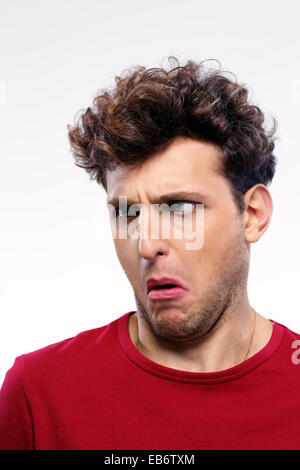 Jeune homme avec l'expression du visage mécontent Banque D'Images