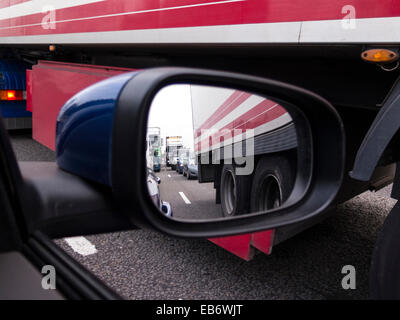 Embouteillage vue à travers un rétroviseur de voiture Banque D'Images