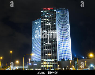 Tel-Aviv, Israël - le 12 novembre . 2014 : Belle Vue de nuit centre commercial Azrieli dans le centre de Tel Aviv. Banque D'Images