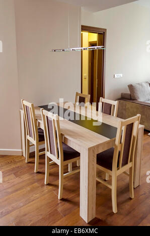 Table pour les repas dans la salle de séjour - Appartement rénové à Sofia, Bulgarie Banque D'Images