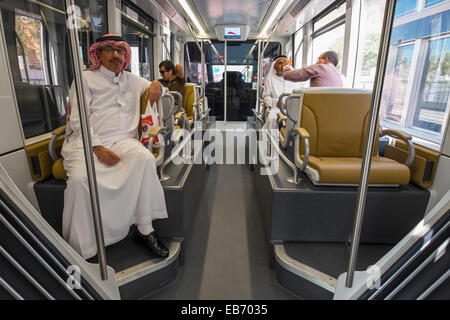 L'intérieur d'or Classe de tram avec passagers à nouveau Dubai tramway dans la Marina de Dubaï Émirats Arabes Unis Banque D'Images