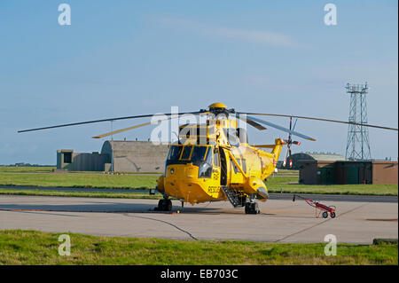 Sea King RAF d'hélicoptères de recherche et de sauvetage à la station XZ588 sur Lossiemouth, nord-est de l'Écosse. SCO Banque D'Images