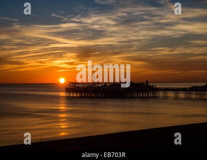 Coucher de soleil sur la jetée de Brighton, Angleterre, RU Banque D'Images