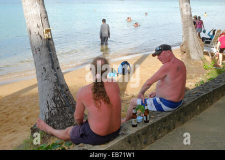 Koh Wai, Thaïlande . 27 Nov, 2014. Les touristes allemands ont une bière alors que d'autres jouissent de la plongée libre dans les eaux chaudes à Pakarang Resort, Koh Wai. Des centaines visiter chaque jour, mais peu de passer la nuit sur cette île. Le nombre de touristes en baisse par visiteur traditionnel, bien que les pays de l'augmentation de la Chine et de la Russie. Le premier ministre, un homme militaire inséré après le coup d'État, a annoncé que des élections ne peuvent être détenus jusqu'en 2016. . Crédit : Paul Quayle/Alamy Live News Banque D'Images