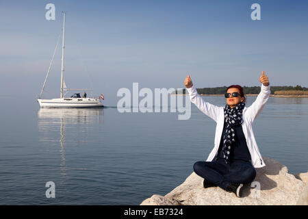 Pretty woman showing OK sign Banque D'Images