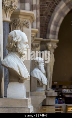 Des statues de penseurs et de scientifiques célèbres décorent les murs à l'Oxford University Museum d'Histoire Naturelle. L'affiche le OUNHM Banque D'Images