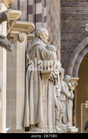 Des statues de penseurs et de scientifiques célèbres décorent les murs à l'Oxford University Museum d'Histoire Naturelle. L'affiche le OUNHM Banque D'Images