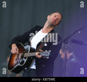 Chris Martin de Coldplay se joint aux Kings Of Leon sur scène lors de leur set à BBC Radio 1's Big Weekend à Glasgow avec : Chris Martin Où : Glasgow, Royaume-Uni Quand : 23 mai 2014 Banque D'Images