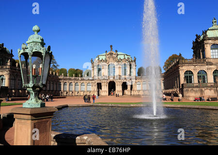 Fontaine à cour centrale du Palais Zwinger, Dresde, Saxe, Allemagne, Europe Banque D'Images