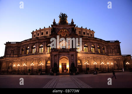 Semperoper, opéra Semper en soirée, Dresde, Saxe, Allemagne, Europe Banque D'Images